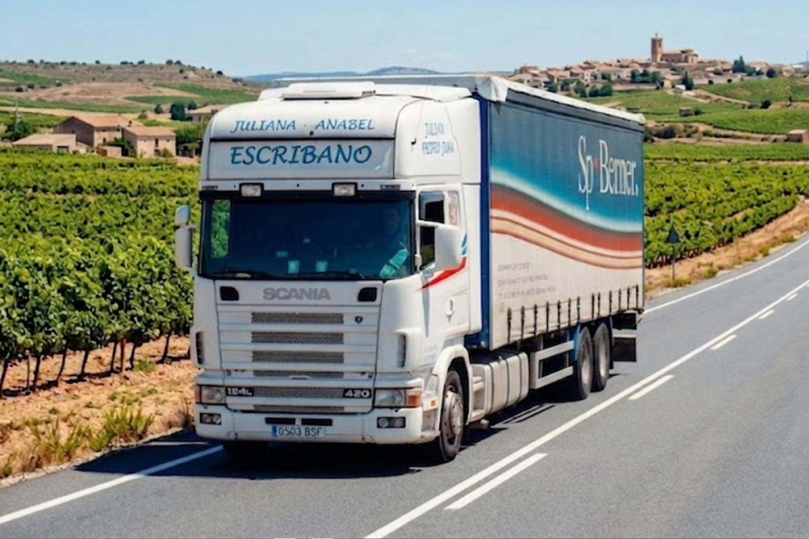 Camión de 3 ejes Transportes Escribano en carretera española