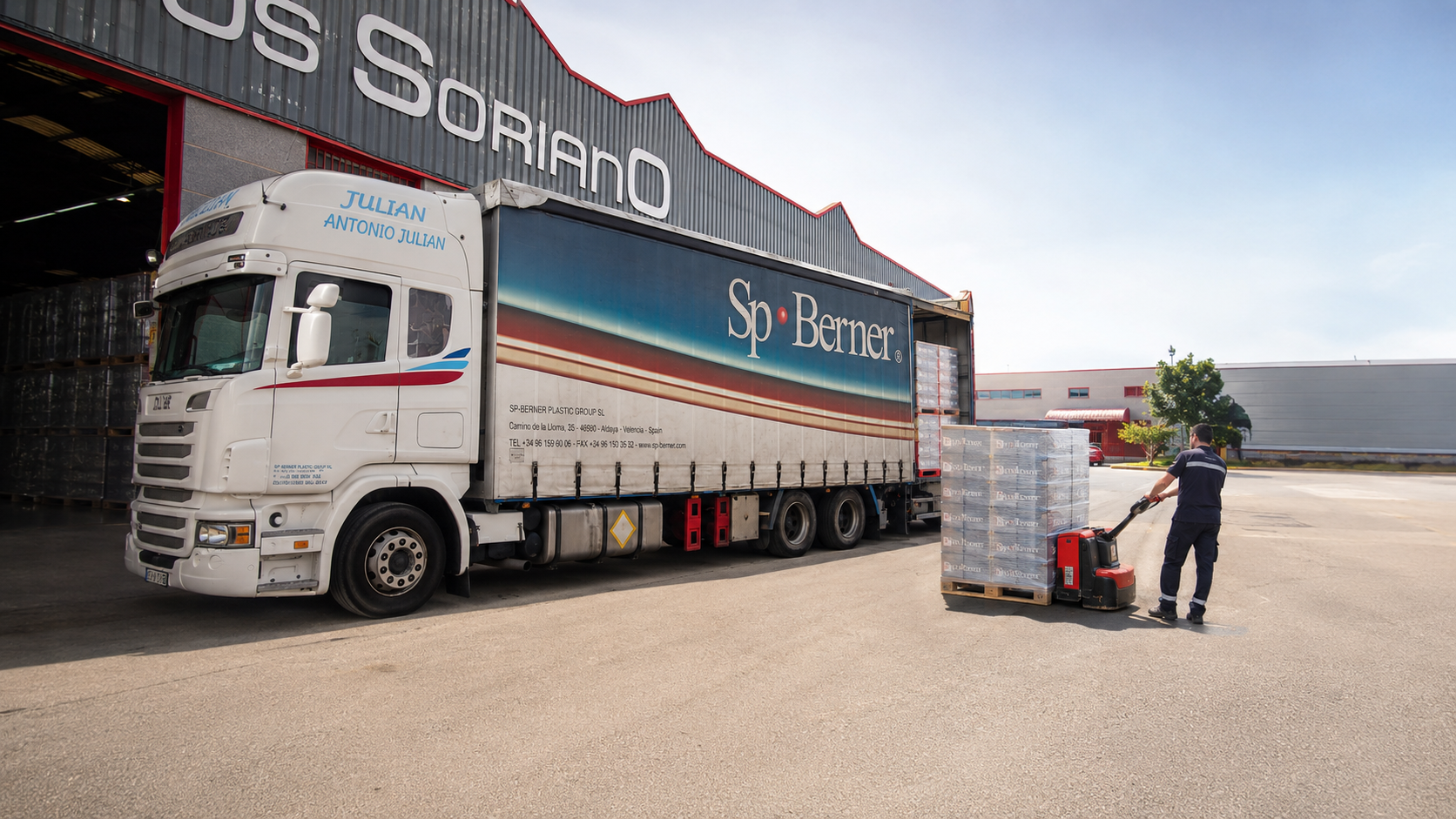Almacén logístico con palets preparados para transporte